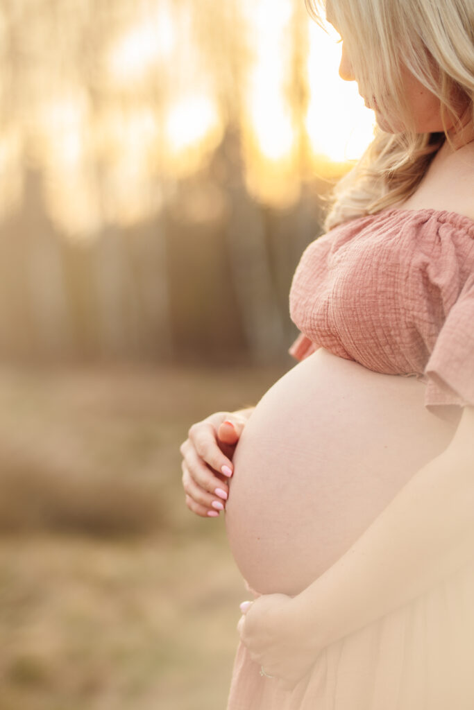 Babybauch Shooting in Lübeck draußen bei natürlichem Licht