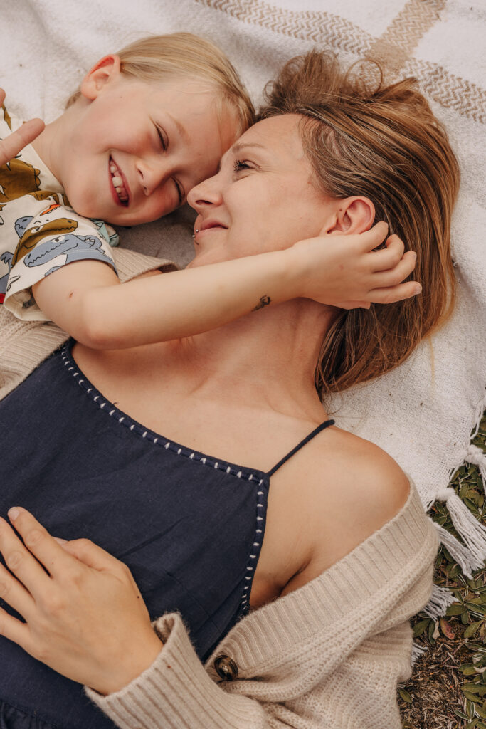 Familienshooting Mama und Kind kuscheln