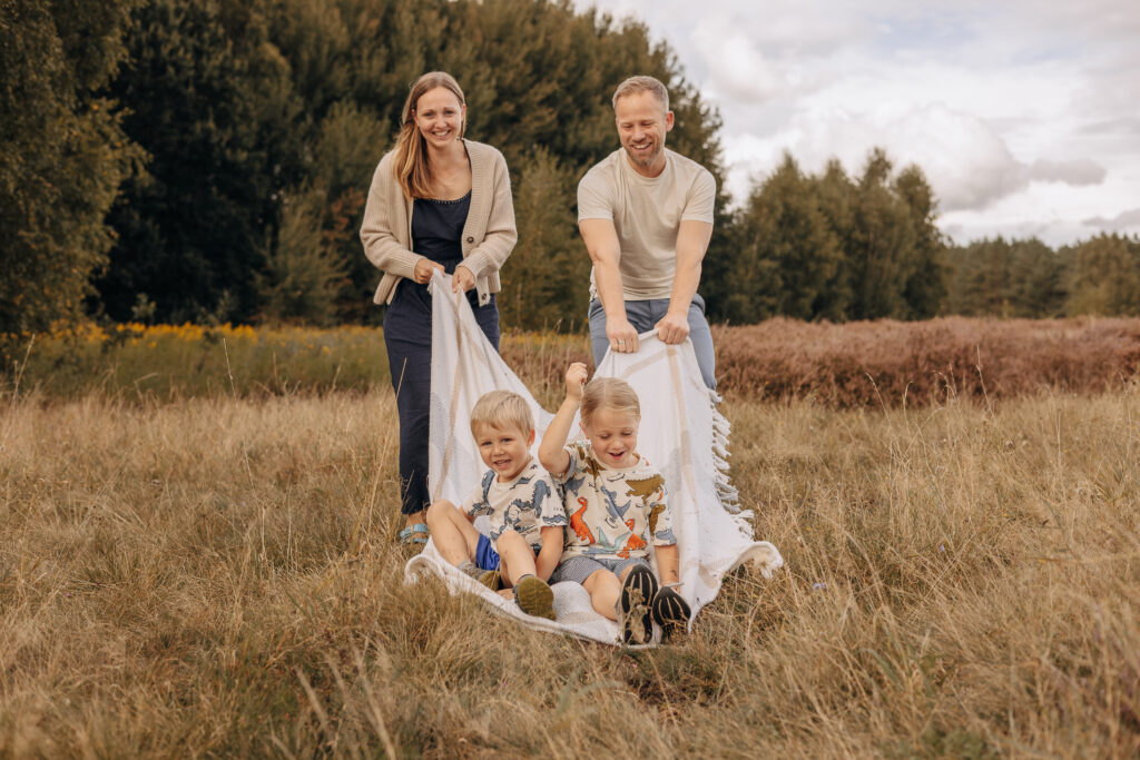 Familienfotograf Lübeck mit Familie im Grünen in der Parlinger Heide