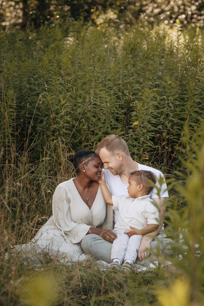 Familienshooting in der Palinger Heide Eltern sitzen mit Kind auf der Decke