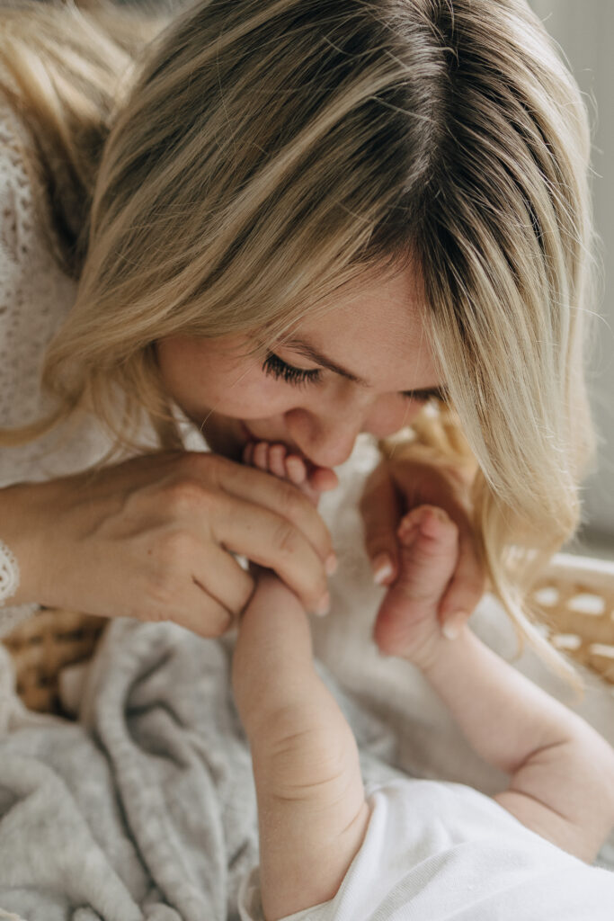 Neugeborenen Shooting Mama küsst Babyfüße