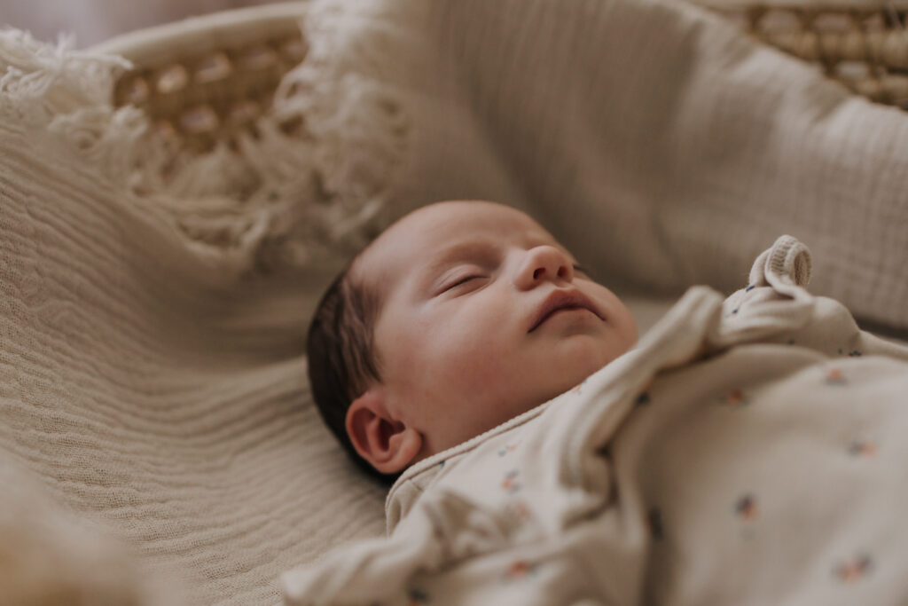 Neugeborenenfotografie Baby im Korb