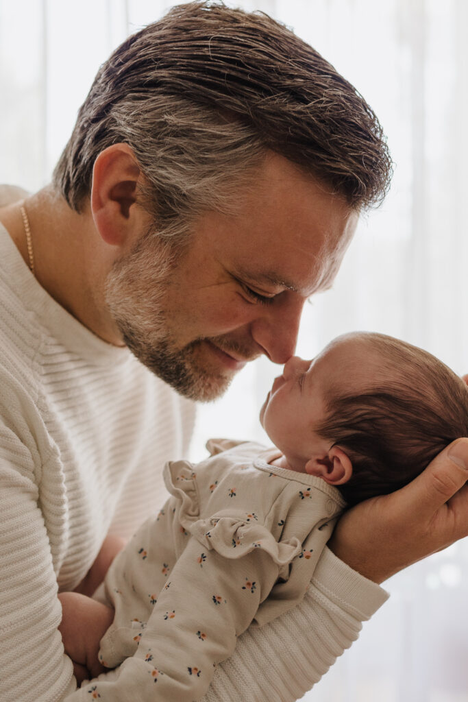 Neugeborenenshooting Nasenkuss zwischen Papa & Baby