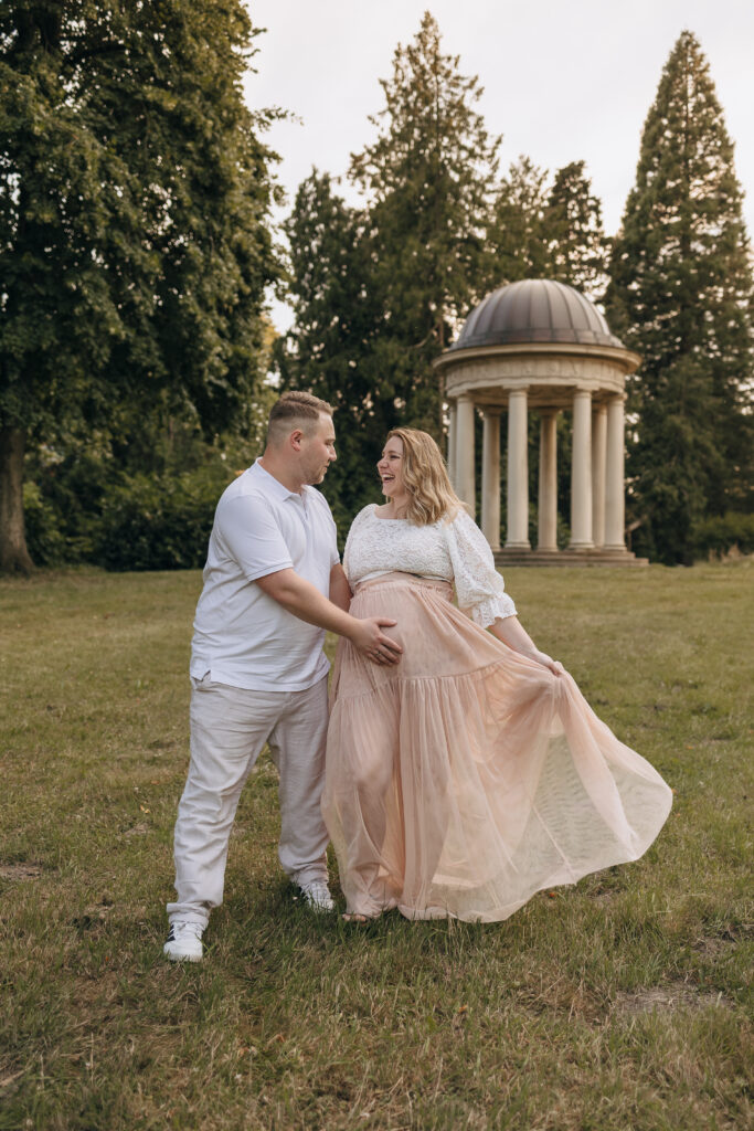 Die werdenden Eltern haben Spaß bei einem Babybauchshooting beim Eutiner Schloss