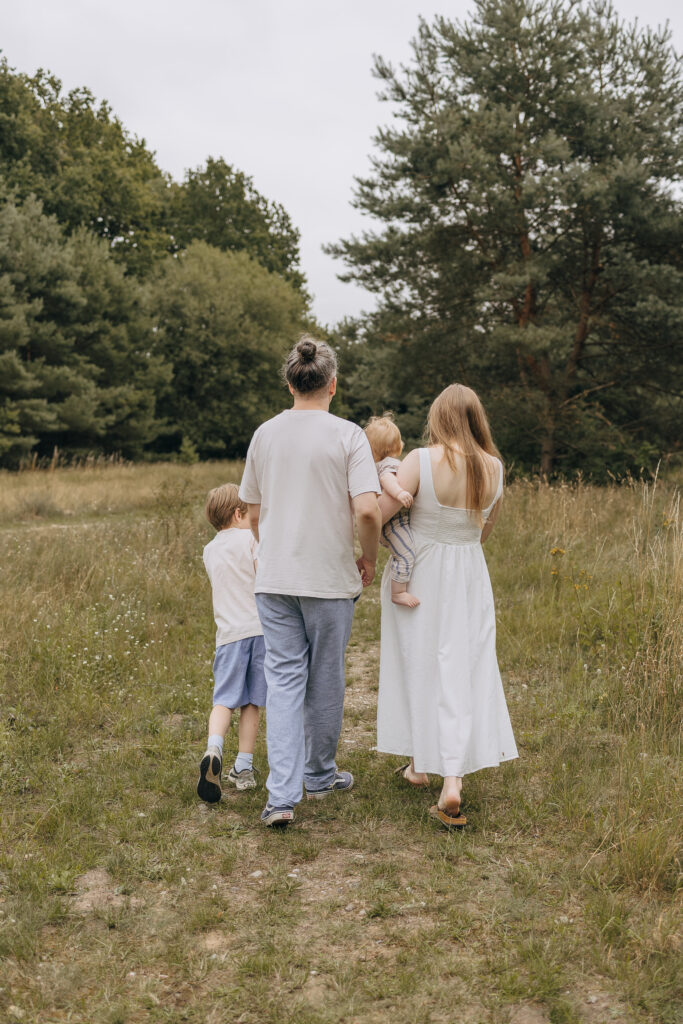 Die Familie spaziert in der Palinger herum